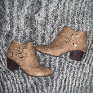 Indigo Rd. Gray Booties